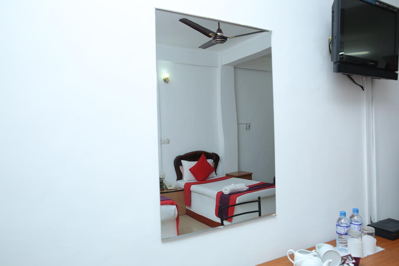 Hotel Nelly Vavuniya Екстер'єр фото