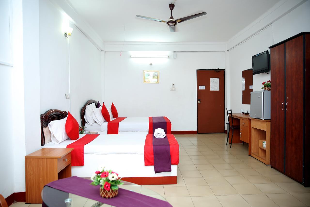Hotel Nelly Vavuniya Екстер'єр фото